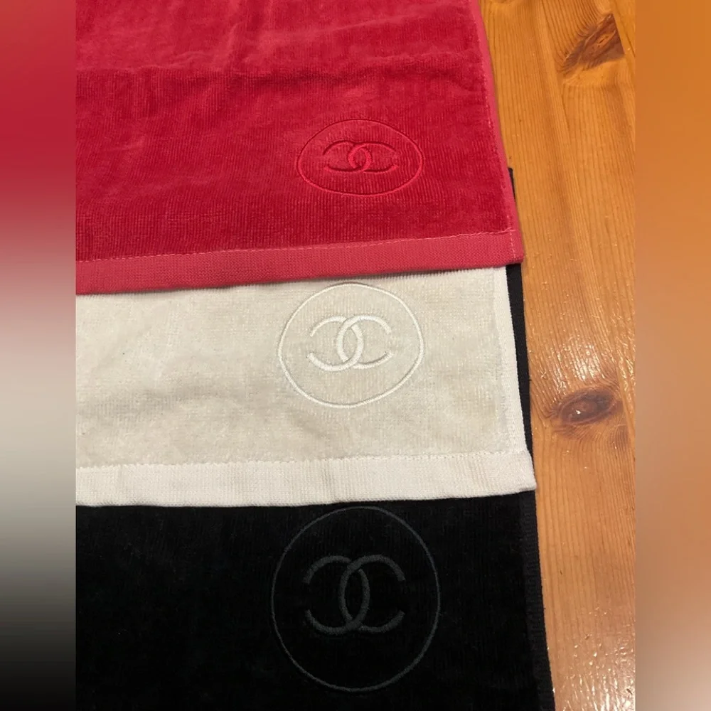 CHANEL FACE TOWEL TRIO NEW RED BLACK IVORY LA COLLECTION BEAUTÉ GWP COTTON
